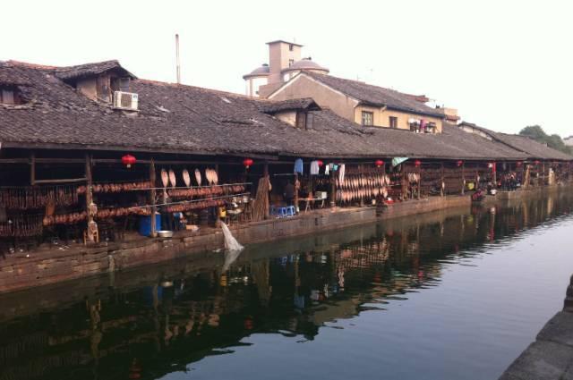 南京紫金山头陀岭现雾凇奇观,吸引大量游客和摄影爱好者前来观赏